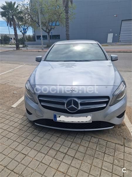 Usado Mercedes A180 Urban 109 CV (80 kW) 2014 Gris / plata Berlina