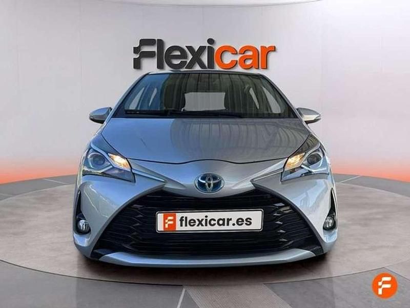 Usado Toyota Yaris Hybrid Active 100 CV (73 kW) 2019 Gris Utilitario