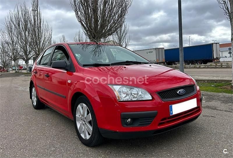 Usado Ford Focus Ghia 109 CV (80 kW) 2006 Rojo Berlina