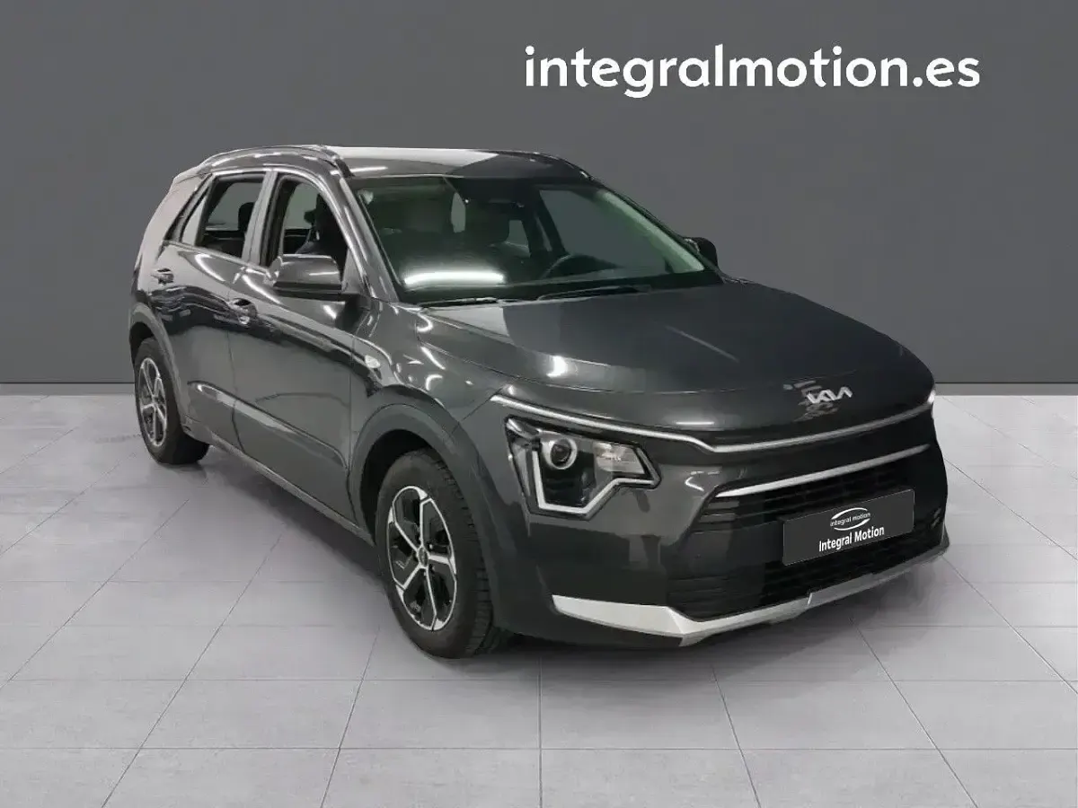 Usado Kia Niro 141 CV (103 kW) 2024 Gris SUV