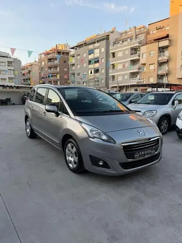 Usado Peugeot 5008 120 CV (88 kW) 2016 Gris Monovolumen