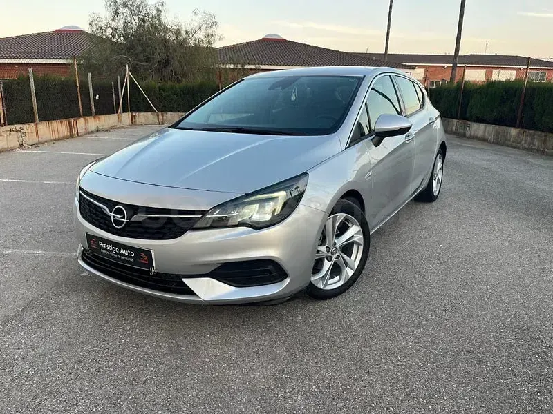 Usado Opel Astra 105 CV (77 kW) 2020 Gris / plata Berlina