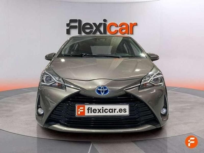 Usado Toyota Yaris Hybrid Active 100 CV (73 kW) 2019 Gris Utilitario
