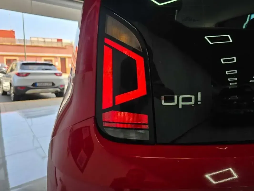 Begagnad VW up! Move 60 HK (44 kW) 2018 Röd Halvkombi