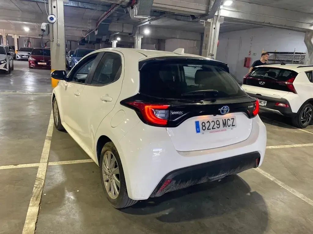 Usado Toyota Yaris Hybrid Active 115 CV (84 kW) 2022 Blanco Berlina