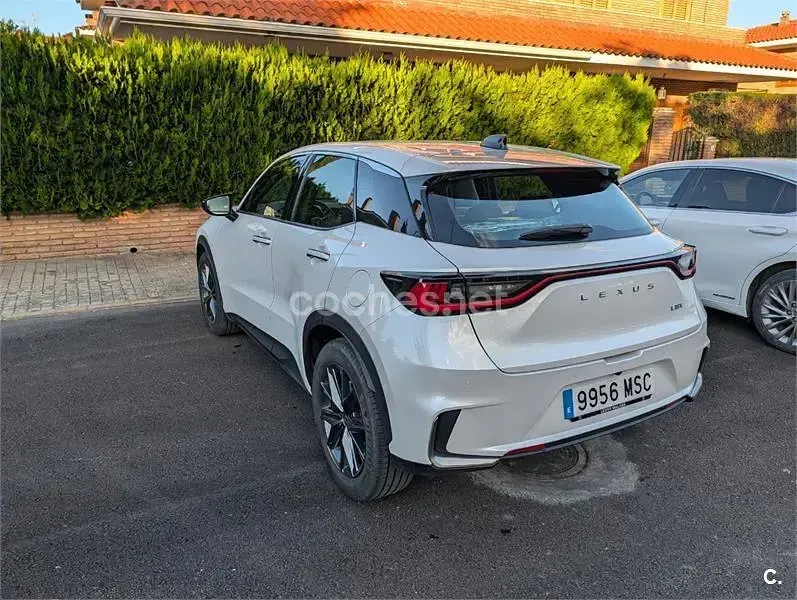 Usado Lexus LBX 136 CV (100 kW) 2024 Blanco SUV