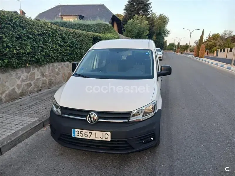 Usado VW Caddy Maxi Trendline 110 CV (80 kW) 2020 Blanco Monovolumen