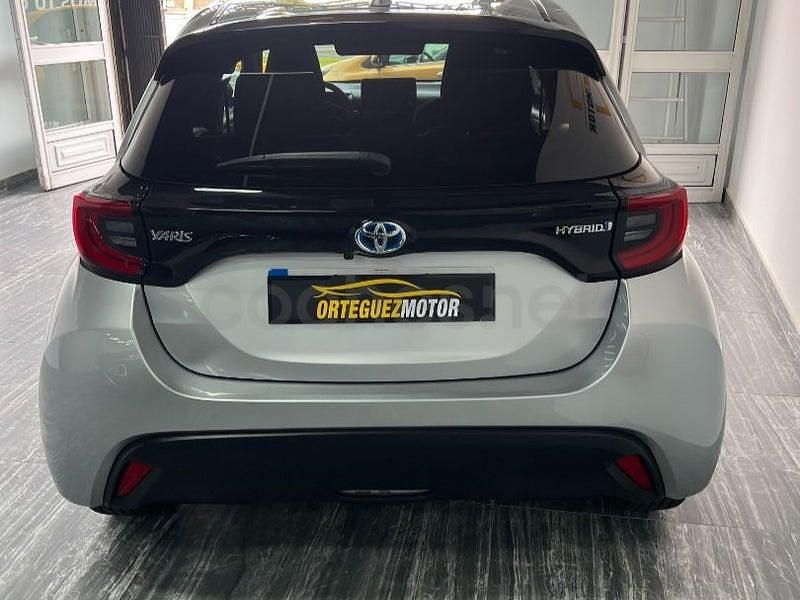Usado Toyota Yaris Hybrid Plus 116 CV (85 kW) 2023 Gris / plata Berlina