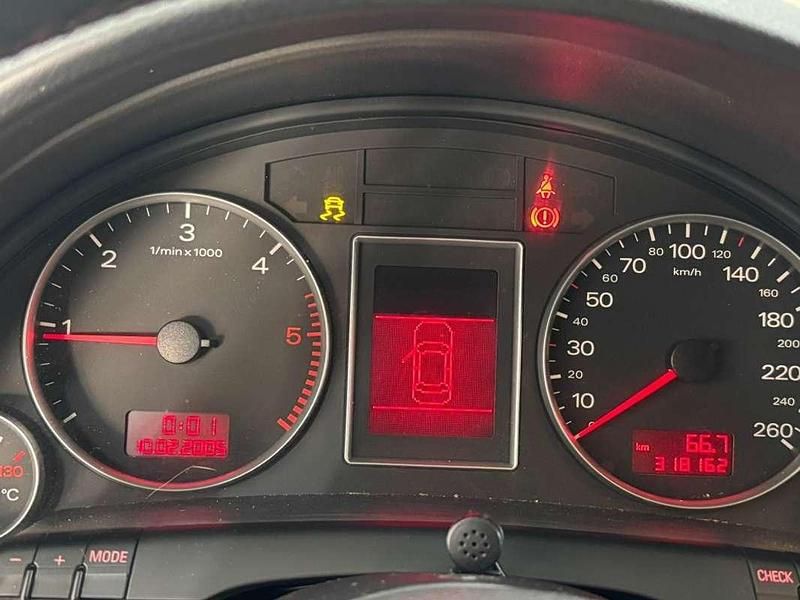 Usado Audi A4 140 CV (102 kW) 2006 Gris Berlina