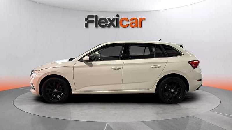 Usado Skoda Scala Ambition 110 CV (80 kW) 2021 Blanco Utilitario