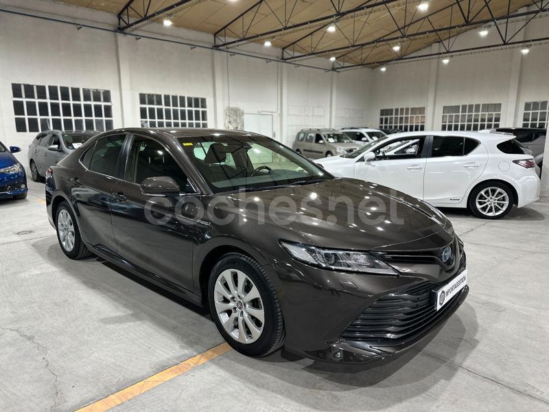 Marrón Usado 2020 Toyota Camry Business Edition Berlina | 20.990 € (Precio justo) - Imagen 1/4
