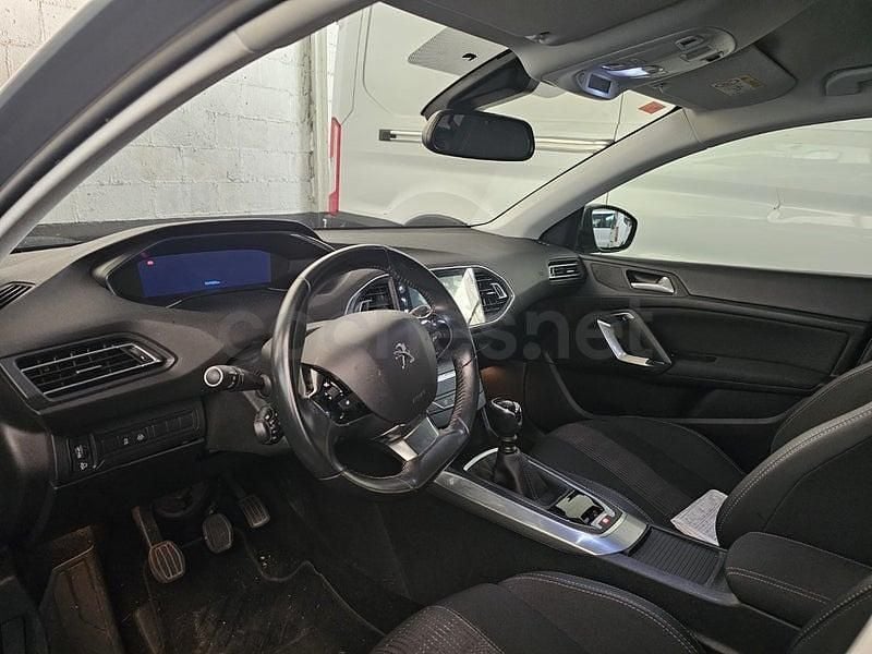 Usado Peugeot 308 Active 130 CV (95 kW) 2021 Gris / plata Berlina