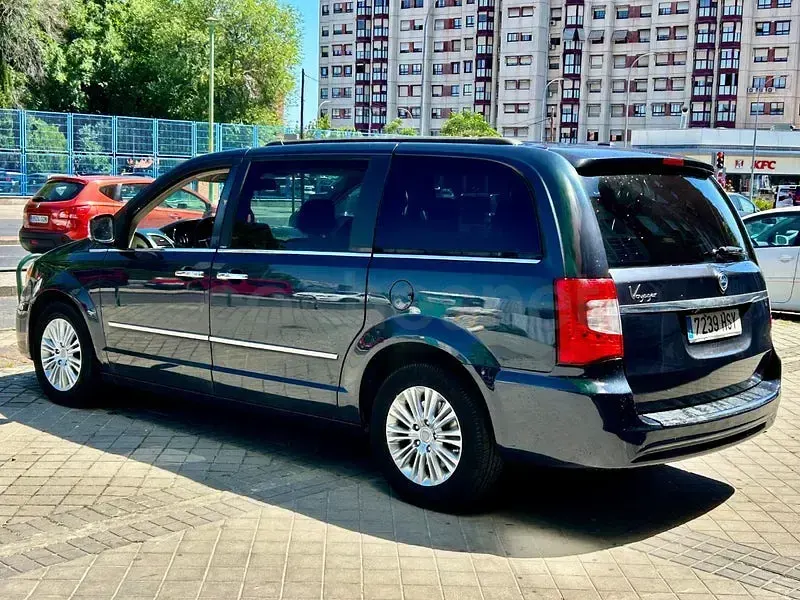 Usado Lancia Voyager Platinum 177 CV (130 kW) 2014 Azul Monovolumen