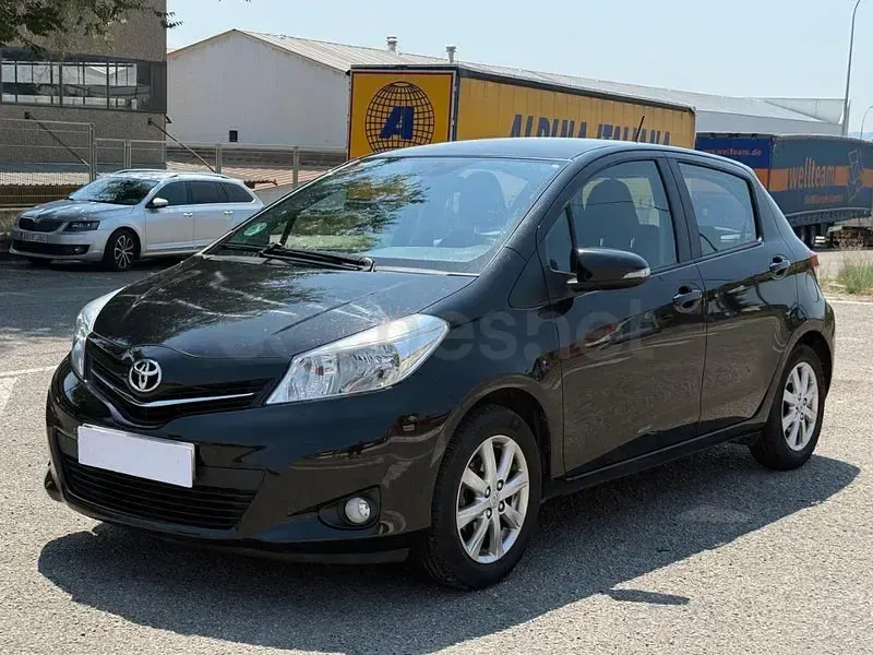Usado Toyota Yaris City 69 CV (50 kW) 2012 Negro Utilitario
