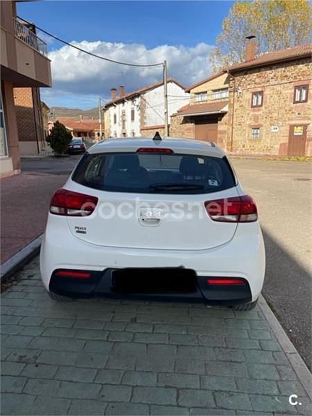 Usado Kia Rio 100 CV (73 kW) 2023 Blanco Berlina