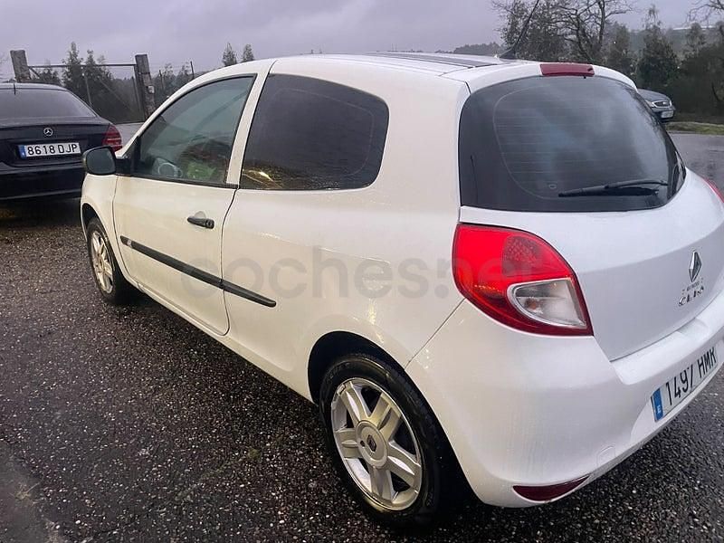 Begagnad Renault Clio IV Evolution 90 HK (66 kW) 2012 Vit Sedan