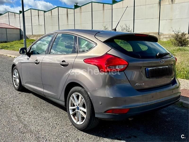 Usado Ford Focus Trend 125 CV (91 kW) 2015 Gris / plata Berlina