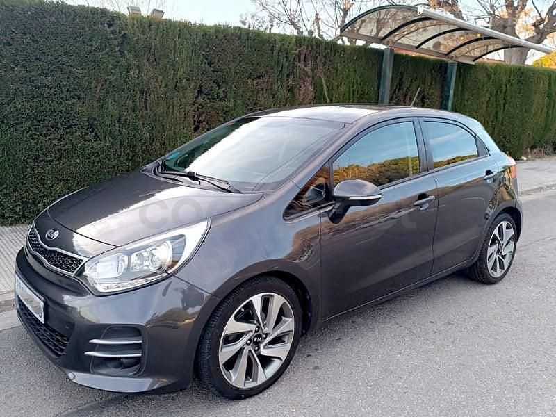 Usado Kia Rio 84 CV (61 kW) 2017 Gris / plata Berlina
