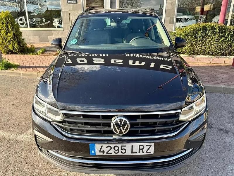 Käytetty VW Tiguan Life 150 HP (110 kW) 2021 Musta Katumaasturi