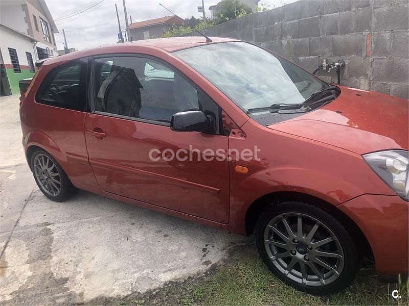 Usado Ford Fiesta Futura 90 CV (66 kW) 2008 Granate Berlina