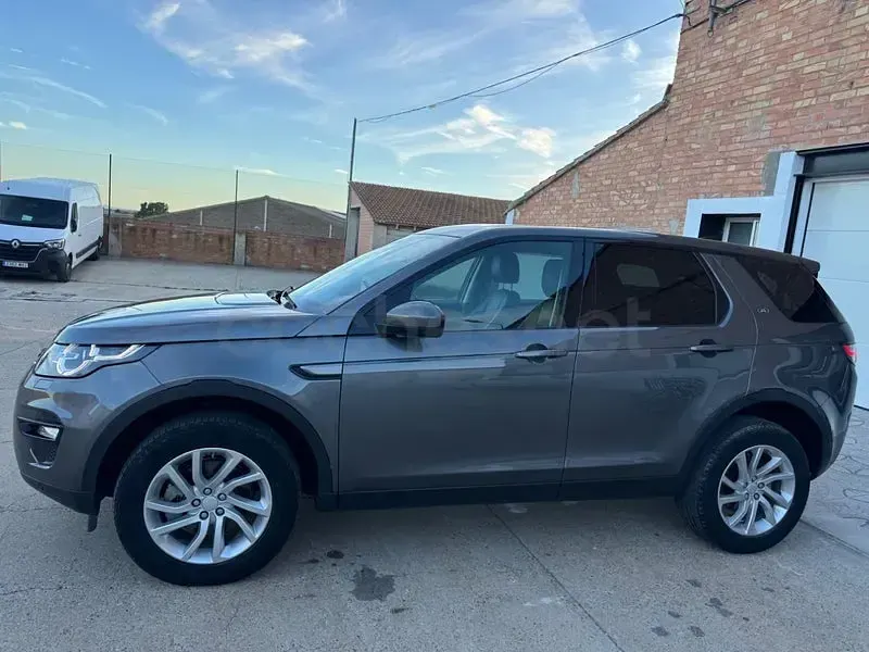Usado Land Rover Discovery Sport HSE Luxury 150 CV (110 kW) 2018 Gris / plata SUV