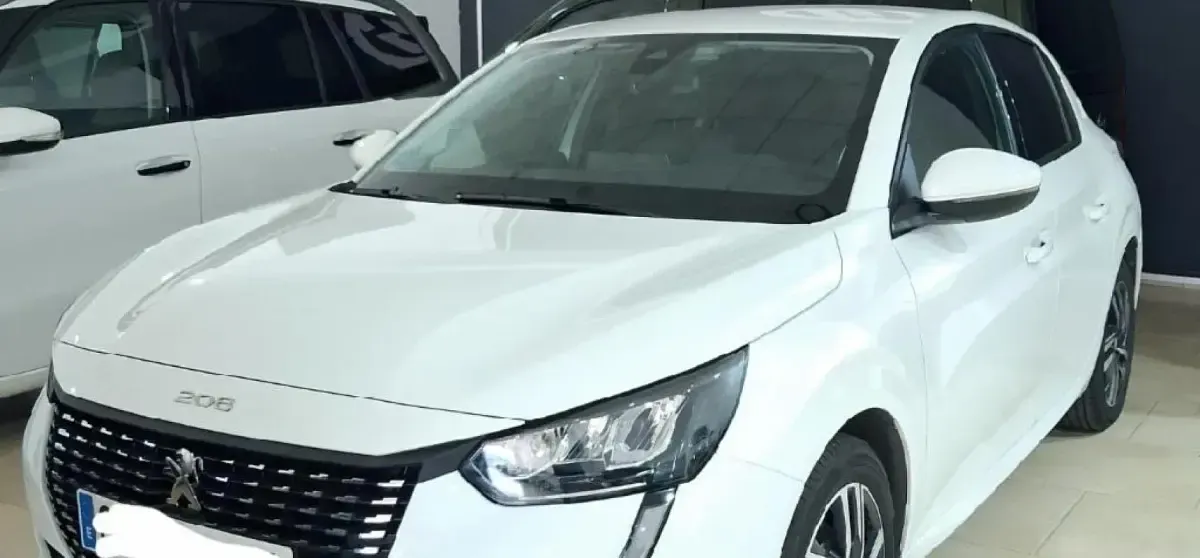 Usado Peugeot 208 Allure 102 CV (75 kW) 2021 Blanco Utilitario