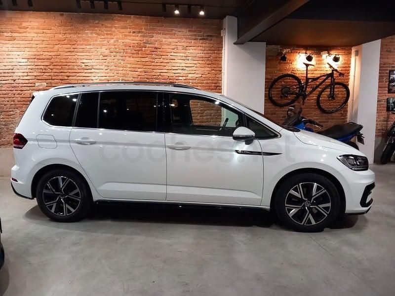 Usado VW Touran R-line 150 CV (110 kW) 2023 Blanco Monovolumen
