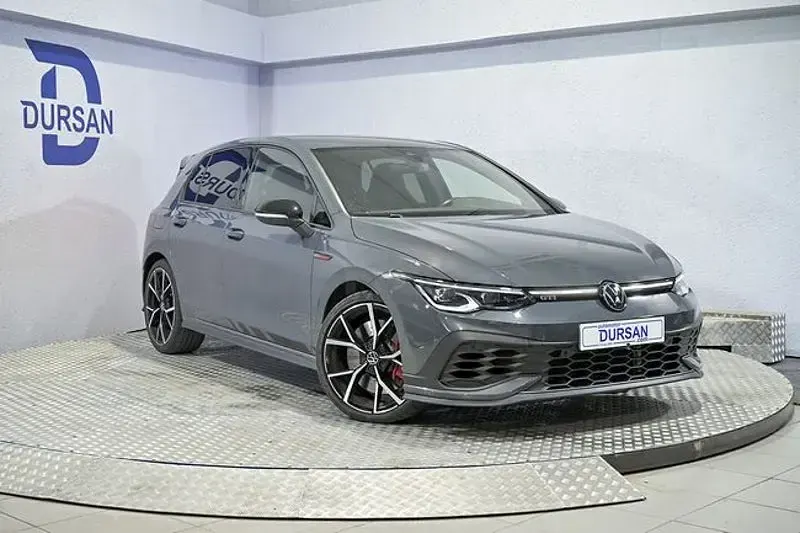 Usado VW Golf VIII GTI Clubsport 301 CV (221 kW) 2022 Gris / plata Berlina