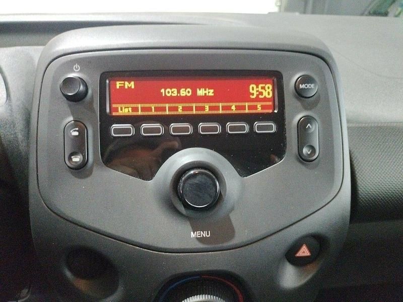 Usado Toyota Aygo X-play 72 CV (52 kW) 2022 Rojo Utilitario