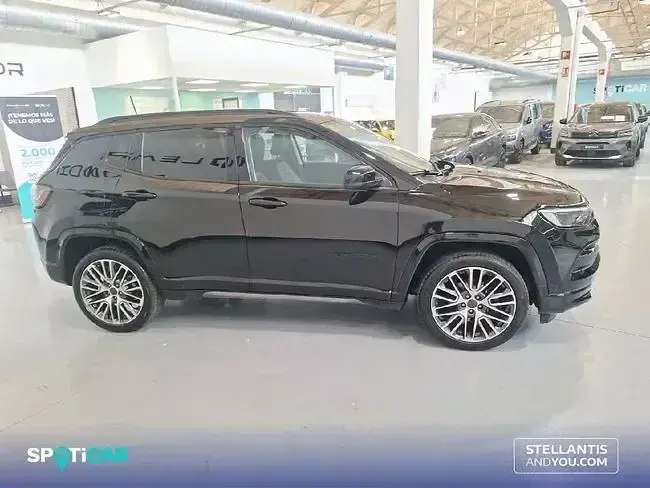 Usado Jeep Compass Summit 130 CV (95 kW) 2024 Negro SUV