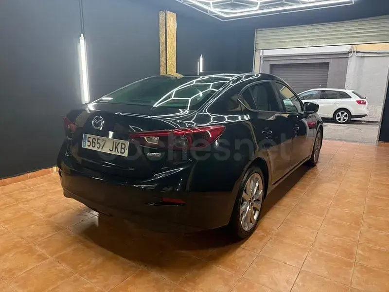 Begagnad Mazda 3 Luxury 120 HK (88 kW) 2015 Svart Sedan