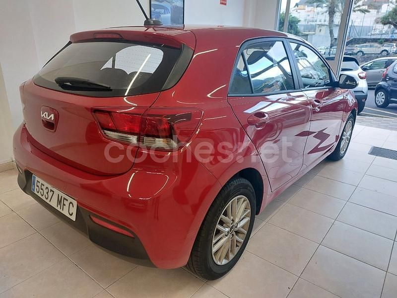 Usado Kia Rio 84 CV (61 kW) 2023 Granate Berlina