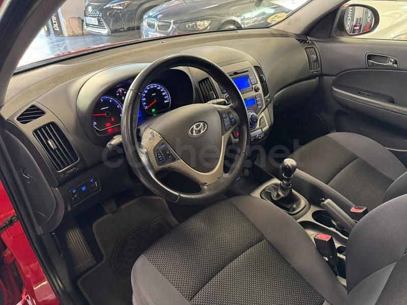 Usado Hyundai i30 Comfort 90 CV (66 kW) 2010 Rojo Familiar