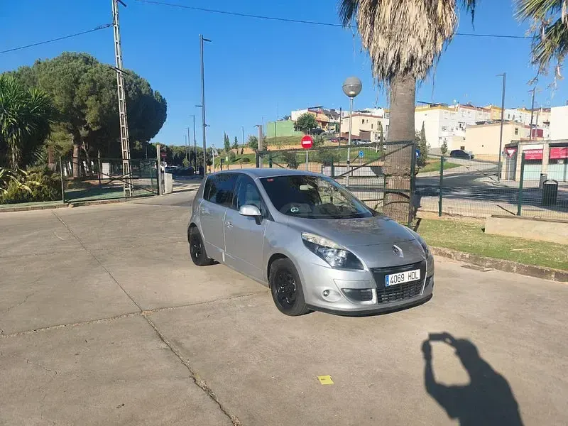 Usado Renault Scénic Dynamique 110 CV (80 kW) 2011 Gris / plata Monovolumen