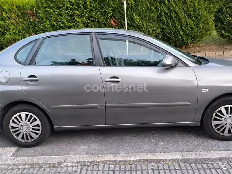 Usado Seat Cordoba Stella 75 CV (55 kW) 2003 Gris / plata Berlina