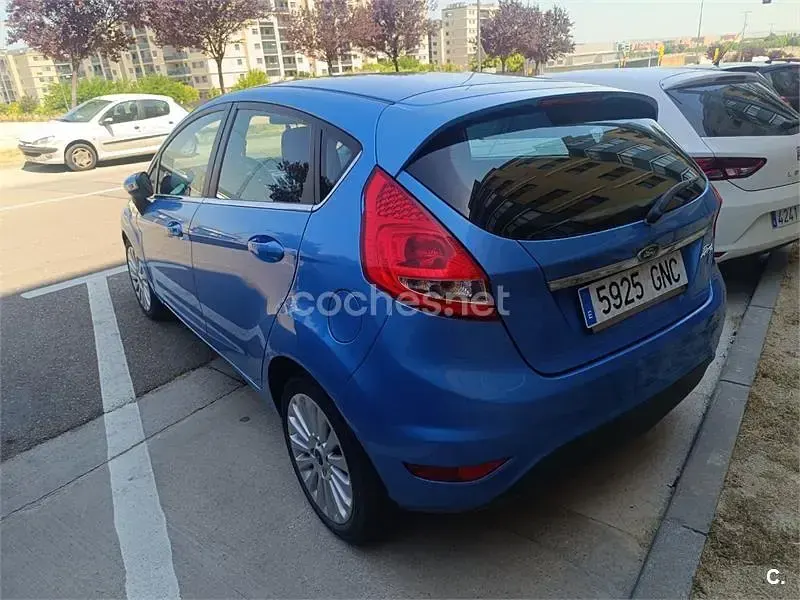 Usado Ford Fiesta Titanium 82 CV (60 kW) 2010 Azul Berlina