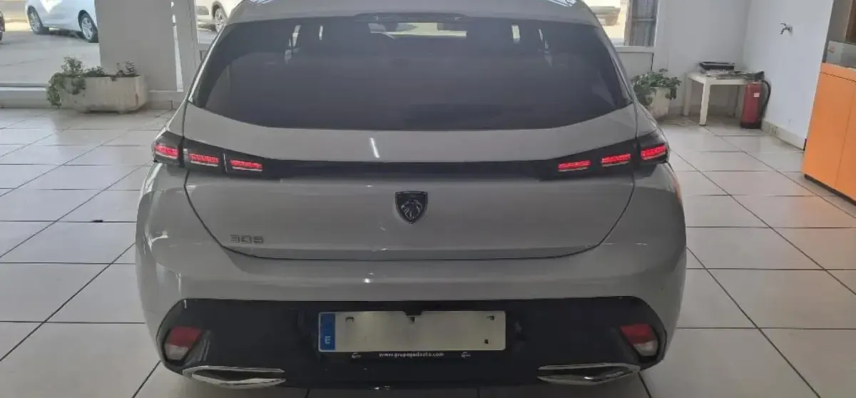 Usado Peugeot 308 Allure 131 CV (96 kW) 2024 Pintura blanca okenite Berlina
