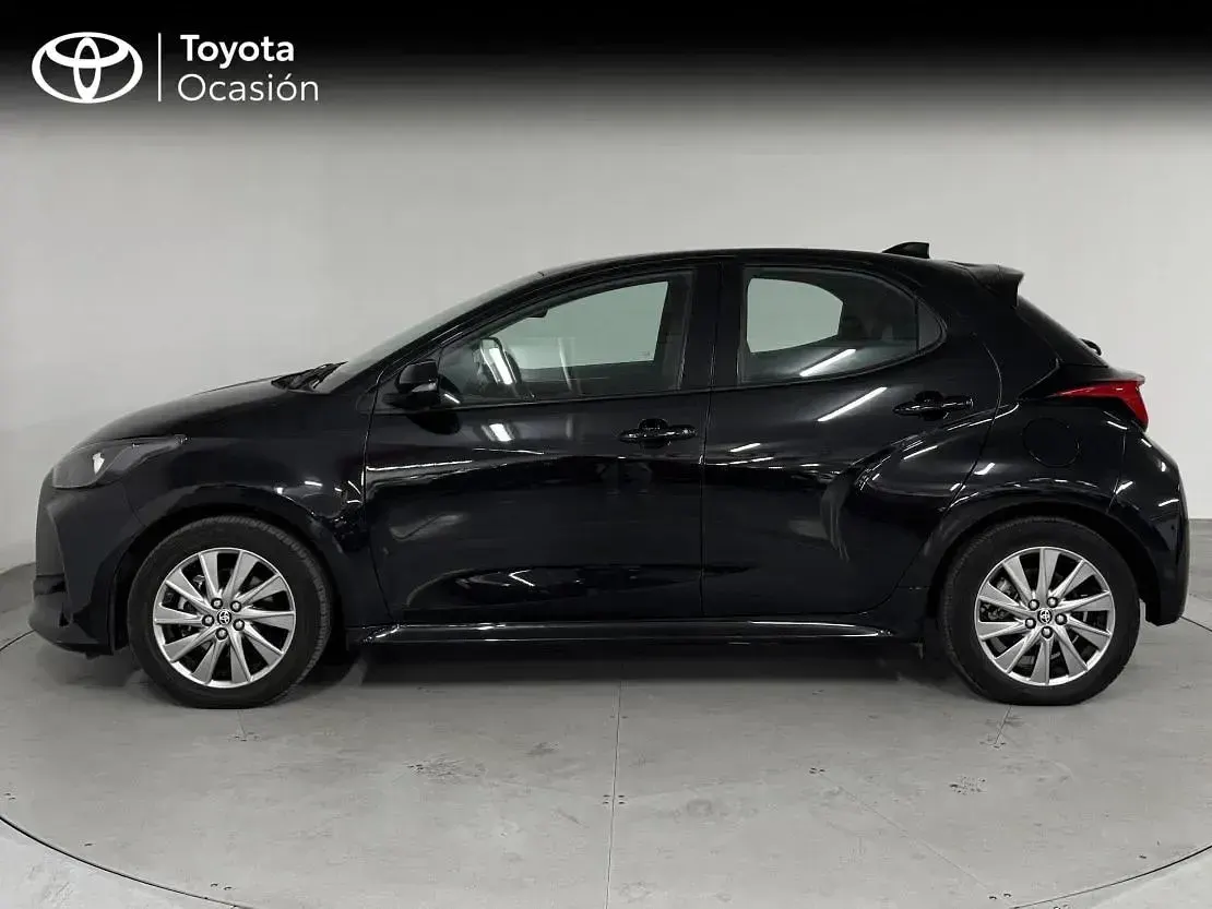 Usado Toyota Yaris Hybrid Active 116 CV (85 kW) 2022 Negro Berlina
