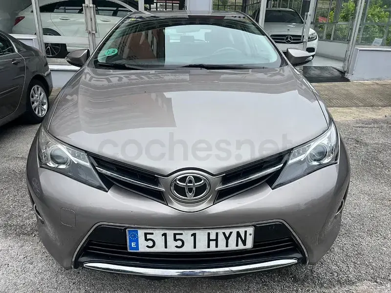 Usado Toyota Auris Business Edition 132 CV (97 kW) 2014 Beige Berlina