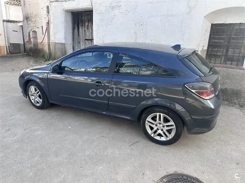 Usado Opel Astra GTC Sport 120 CV (88 kW) 2006 Negro Berlina