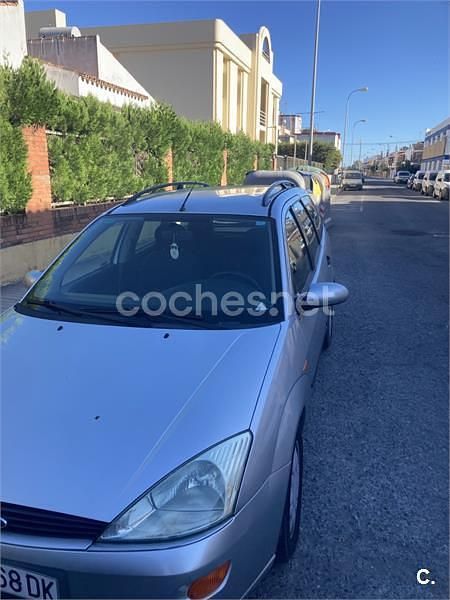 Usado Ford Focus Ghia 90 CV (66 kW) 2000 Gris / plata Familiar