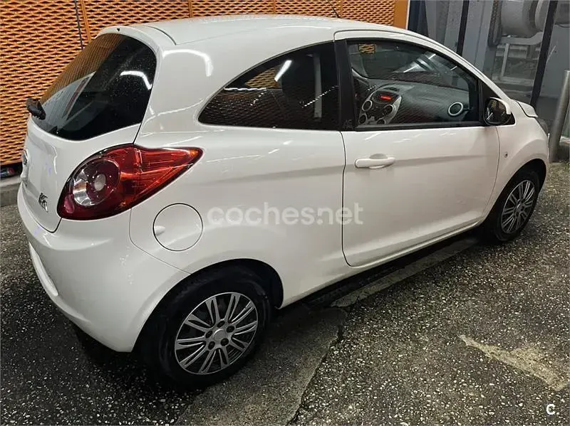 Usado Ford Ka 69 CV (50 kW) 2014 Blanco Berlina