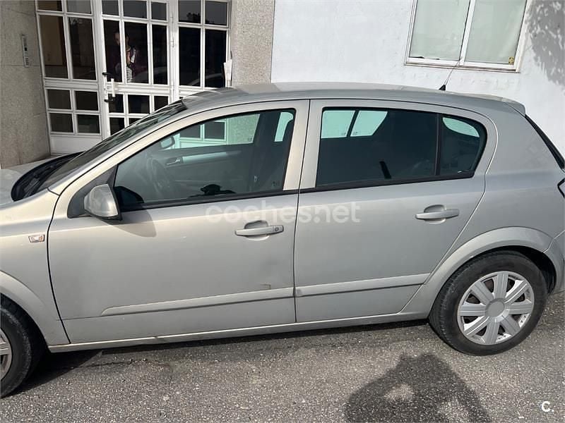 Usado Opel Astra Enjoy 100 CV (73 kW) 2005 Gris / plata Berlina