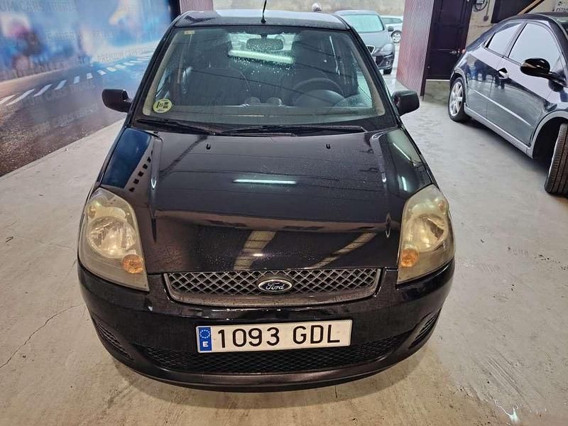 Usado Ford Fiesta Ambiente 68 CV (50 kW) 2008 Negro Utilitario