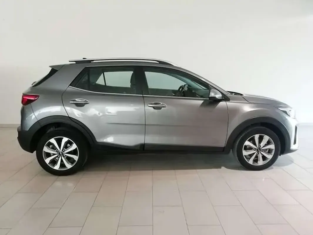 Usado Kia Stonic 101 CV (74 kW) 2024 Gris SUV