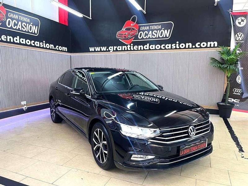 Usado VW Passat Executive 120 CV (88 kW) 2020 Negro Familiar