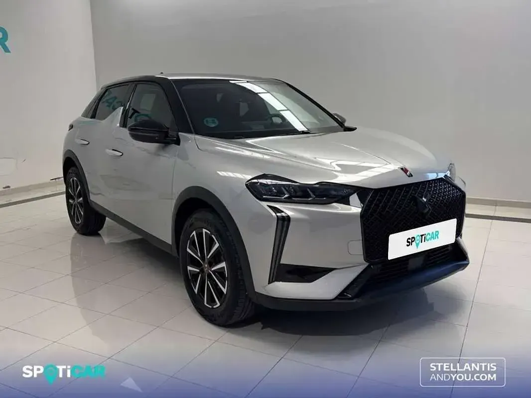 Usado DS Automobiles DS3 Crossback Performance 131 CV (96 kW) 2024 Gris SUV