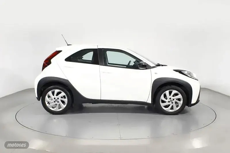 Usado Toyota Aygo X Play 72 CV (52 kW) 2022 Blanco SUV