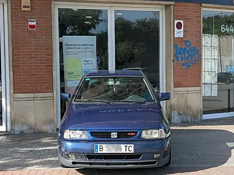 Usado Seat Ibiza 110 CV (80 kW) 1998 Azul Utilitario