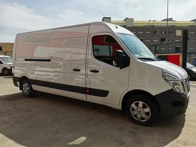 Usado Nissan Interstar 136 HP (100 kW) 2023 Branco Van